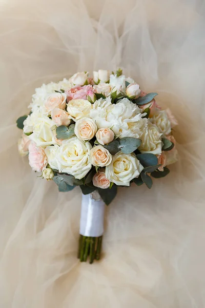 Sweet wedding Bouquet of the Bride — Stock Photo, Image