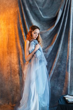 mavi bir elbise tatlı gelin