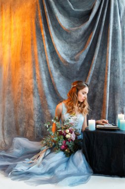 gelin buketi ile mavi bir elbise