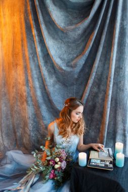 gelin buketi ile mavi bir elbise