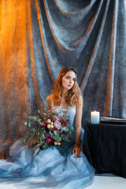 gelin buketi ile mavi bir elbise