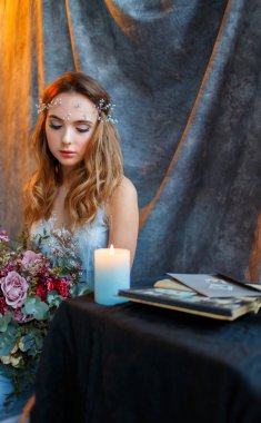 gelin buketi ile mavi bir elbise