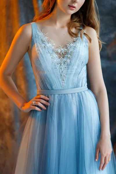 甜蜜的新娘，在蓝色的长裙 — 图库照片