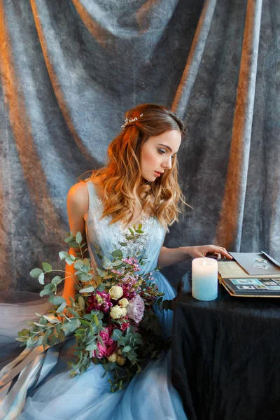 gelin buketi ile mavi bir elbise