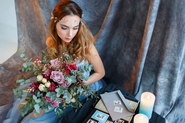 gelin buketi ile mavi bir elbise