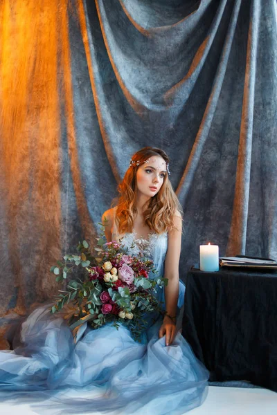 gelin buketi ile mavi bir elbise