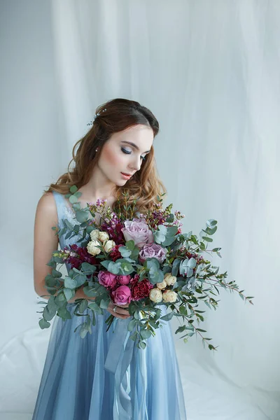 在花束蓝色礼服的新娘 — 图库照片