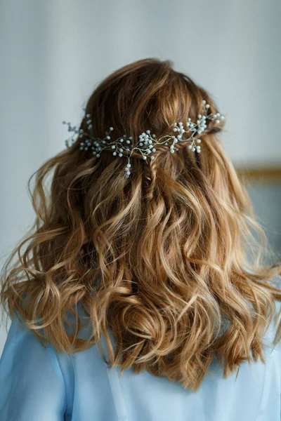 Wedding hairstyle loose brunette hair — Stock Photo, Image