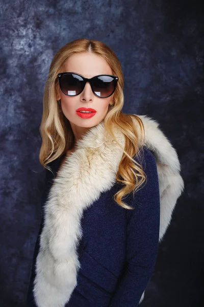 Model kız kürk ve gözlük