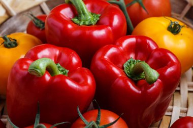 Kompozisyon tatlı kırmızı biber ve sarı domates