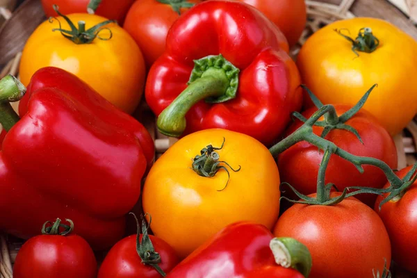 Kompozisyon tatlı kırmızı biber ve sarı domates