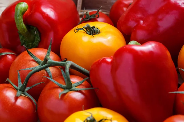 Kompozisyon tatlı kırmızı biber ve sarı domates