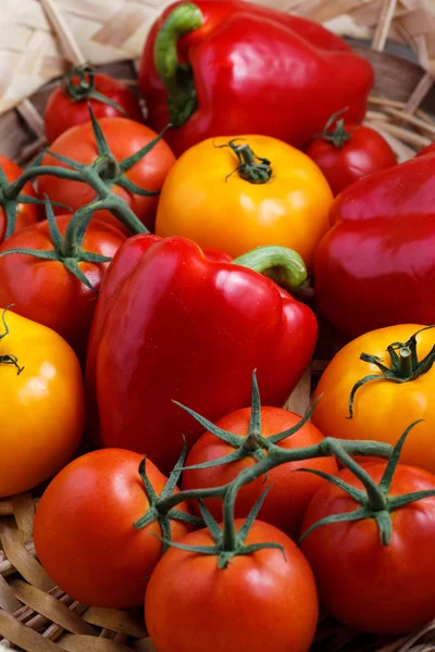 Kompozisyon tatlı kırmızı biber ve sarı domates