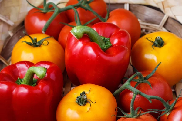 Kompozisyon tatlı kırmızı biber ve sarı domates