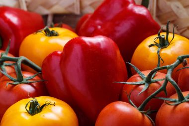 Kompozisyon tatlı kırmızı biber ve sarı domates