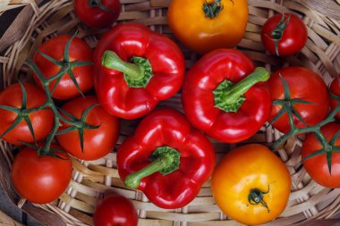 Kompozisyon tatlı kırmızı biber ve sarı domates