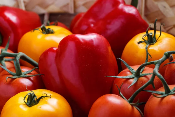 Kompozisyon tatlı kırmızı biber ve sarı domates