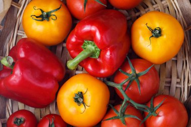 Kompozisyon tatlı kırmızı biber ve sarı domates