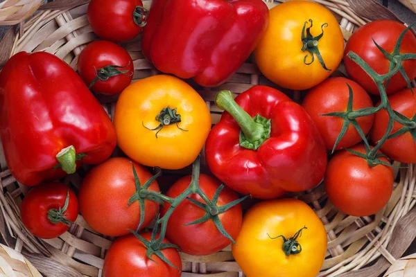 Kompozisyon tatlı kırmızı biber ve sarı domates