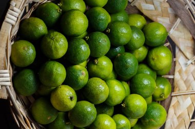 Birçok yeşil limon sulu meyve sepeti closeup