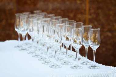 Üst üste bir büfe masada gözlük