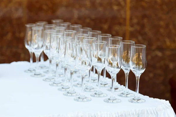 Bicchieri in fila a un tavolo di buffet — Foto Stock