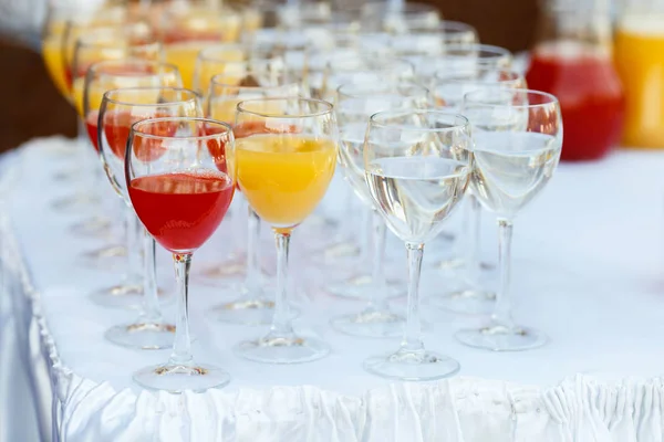 Bicchieri in fila a un tavolo di buffet — Foto Stock
