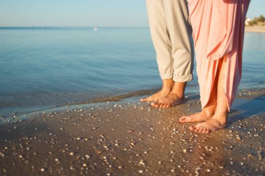 Kumsalda yürüyen çift.