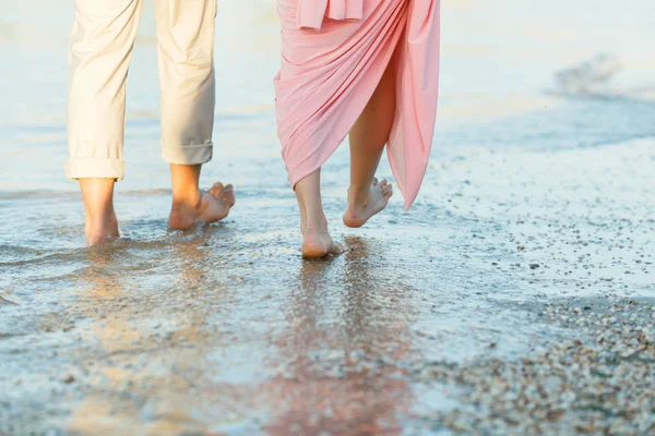 Casal caminhando ao longo da praia — Fotografia de Stock
