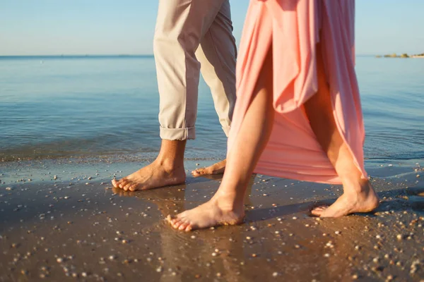 Coppia passeggiando lungo la spiaggia — Foto Stock