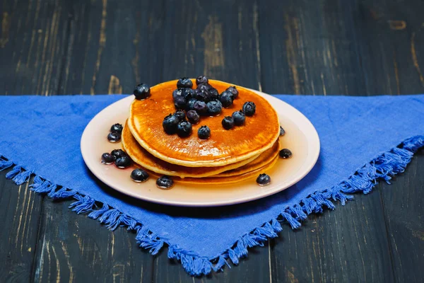青いナプキンにブルーベリーと蜂蜜のパンケーキ — ストック写真