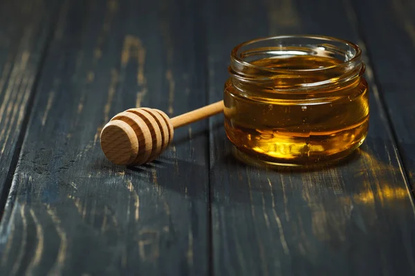 Jar of Honey on Wood Table Still Life — Stock Photo, Image