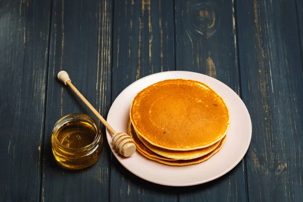 Leckeres gesundes Frühstück - frische Pfannkuchen mit Honig — Stockfoto