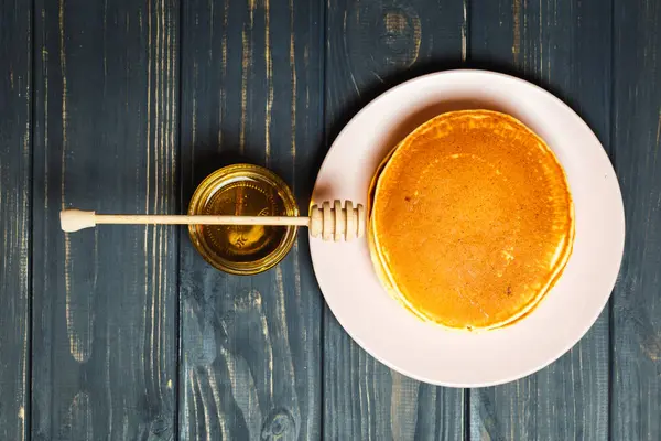 Sarapan sehat lezat pancake segar dengan madu — Stok Foto