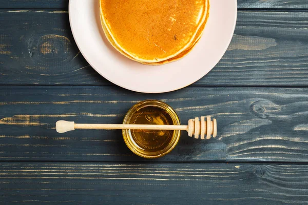 Tasty healthy breakfast - fresh pancakes with honey — Stock Photo, Image