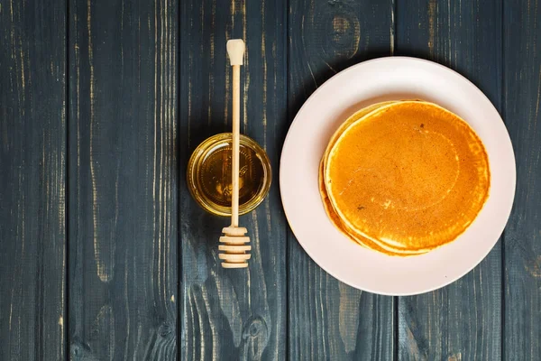 Tasty healthy breakfast - fresh pancakes with honey — Stock Photo, Image