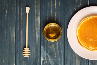 Lezzetli sağlıklı kahvaltı - bal ile taze gözleme
