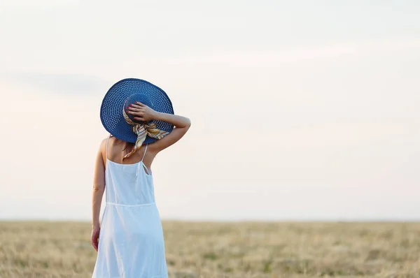 Поездка свободной девушки в синей шляпе . — стоковое фото