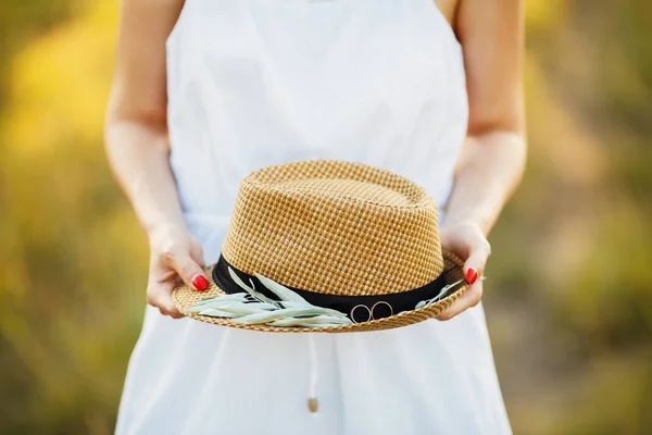 Straw hat with wildflowers — Stock Photo, Image