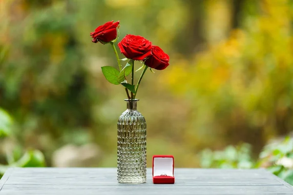 A rózsa és a gyűrű esküvői esküvői ajánlatunkat — Stock Fotó