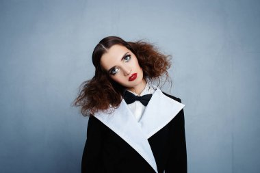 Kırmızı ruj siyah şık takım elbise modeli