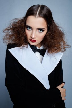 Kırmızı ruj siyah şık takım elbise modeli