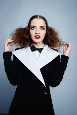 Kırmızı ruj siyah şık takım elbise modeli