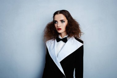 Kırmızı ruj siyah şık takım elbise modeli