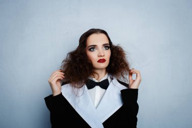 Kırmızı ruj siyah şık takım elbise modeli
