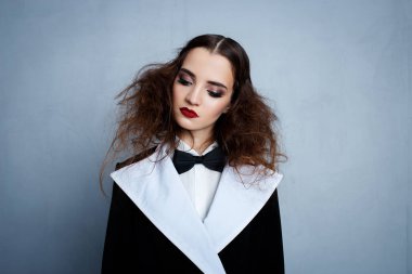 Kırmızı ruj siyah şık takım elbise modeli
