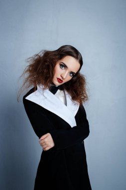 Kırmızı ruj siyah şık takım elbise modeli