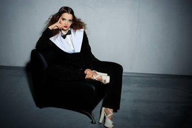 Esmer model stüdyoda kanepede poz