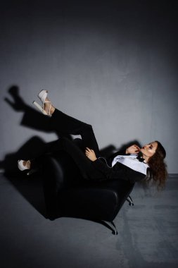 Esmer model stüdyoda kanepede poz