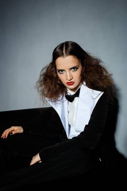 Esmer model stüdyoda kanepede poz